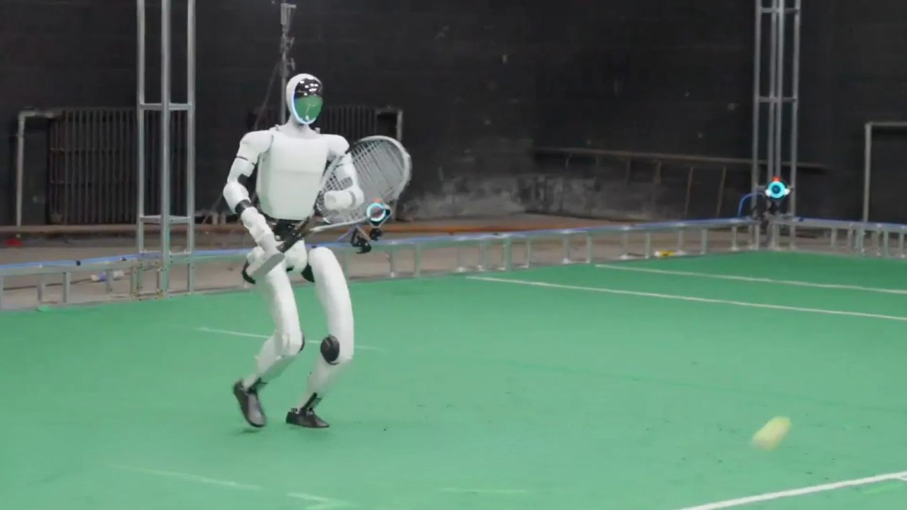 humanoïde robot heeft tennisracket vast tijdens het tennissen
