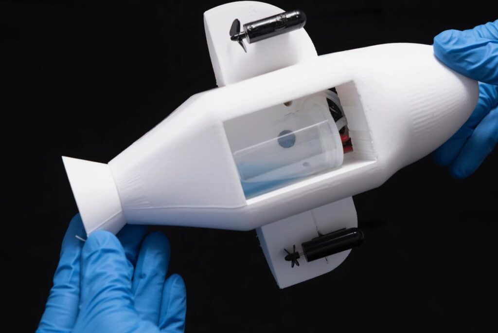 De robotdolfijn met een deels gevulde tank (blauwe kerosine in plaats van olie)