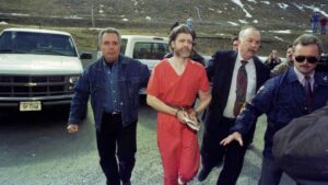 Ted Kaczynski, de Unabomber, wordt door federale agenten naar zijn voorgeleiding begeleid in 1996.