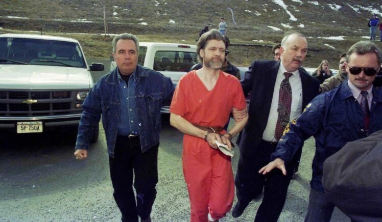 Ted Kaczynski, de Unabomber, wordt door federale agenten naar zijn voorgeleiding begeleid in 1996.