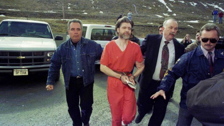 Ted Kaczynski, de Unabomber, wordt door federale agenten naar zijn voorgeleiding begeleid in 1996.