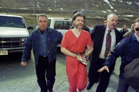 Ted Kaczynski, de Unabomber, wordt door federale agenten naar zijn voorgeleiding begeleid in 1996.