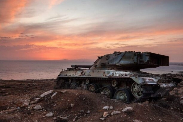 Een verwoeste, roestige gevechtstank