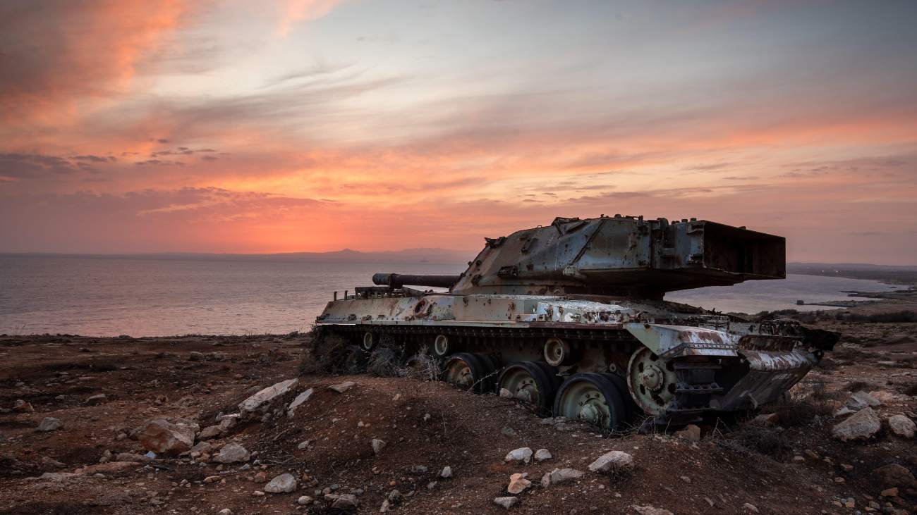 Een verwoeste, roestige gevechtstank