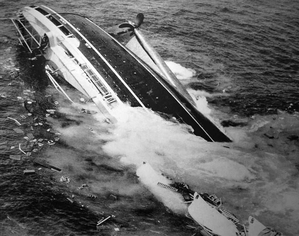 Het schip Andrea Doria zinkt