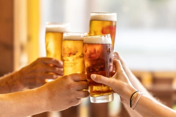 Proosten met glazen bier