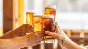 Proosten met glazen bier