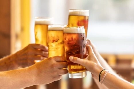 Proosten met glazen bier