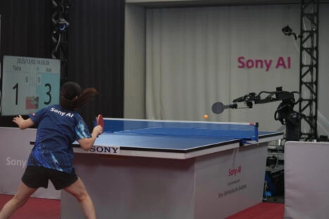Tafeltennisrobot speelt tegen professionele tafeltennisspeler