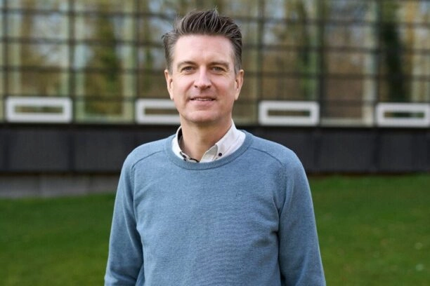 Wilfred van der Wiel buiten het lab waar hij onderzoek doet naar energiezuinige computerchips