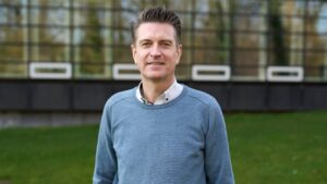 Wilfred van der Wiel buiten het lab waar hij onderzoek doet naar energiezuinige computerchips