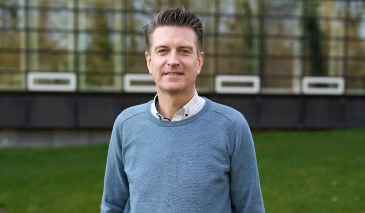 Wilfred van der Wiel buiten het lab waar hij onderzoek doet naar energiezuinige computerchips