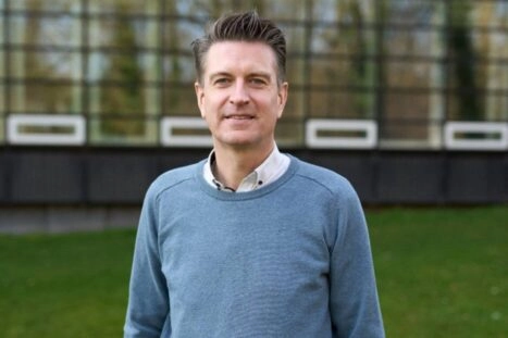 Wilfred van der Wiel buiten het lab waar hij onderzoek doet naar energiezuinige computerchips