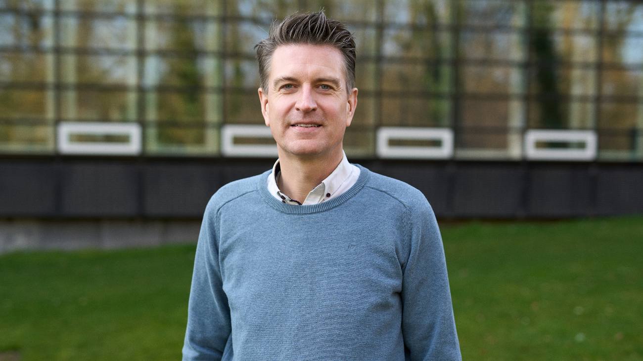 Wilfred van der Wiel buiten het lab waar hij onderzoek doet naar energiezuinige computerchips