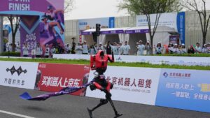 robot komt over de finish bij halve marathon