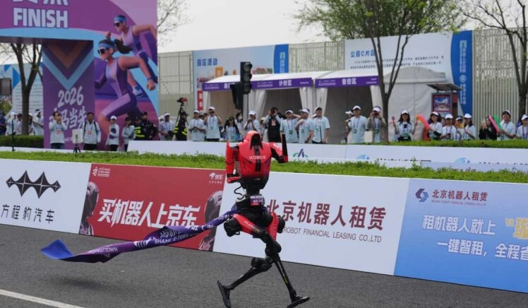 robot komt over de finish bij halve marathon