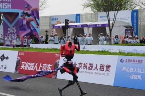 robot komt over de finish bij halve marathon