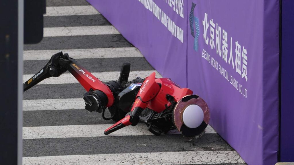 Robot Lightning van Honor is gevallen en ligt op de grond