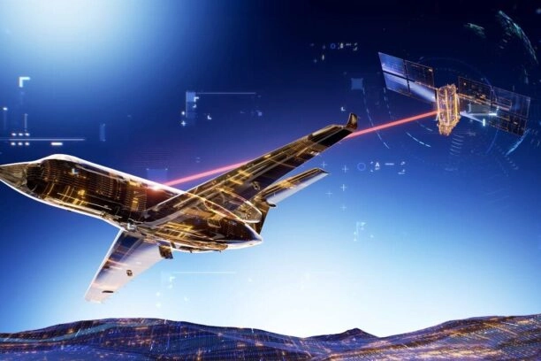 tekening van satelliet die via laser communiceert met vliegtuig