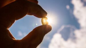 hand houdt vitamine D op tegen de zon