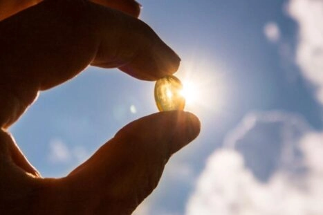 hand houdt vitamine D op tegen de zon