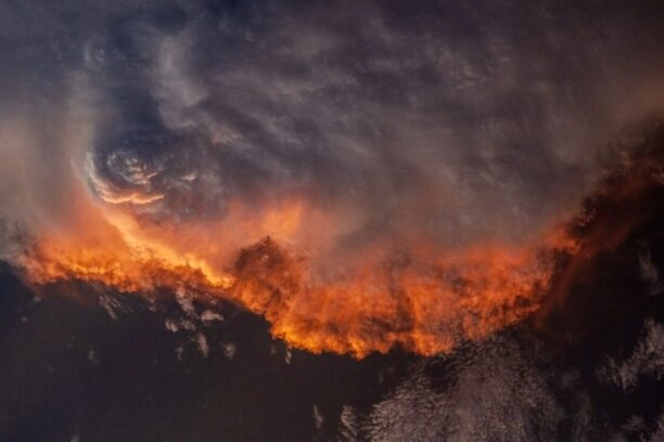 Feloranje wolk gefotografeerd vanuit het ISS