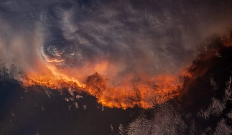 Feloranje wolk gefotografeerd vanuit het ISS