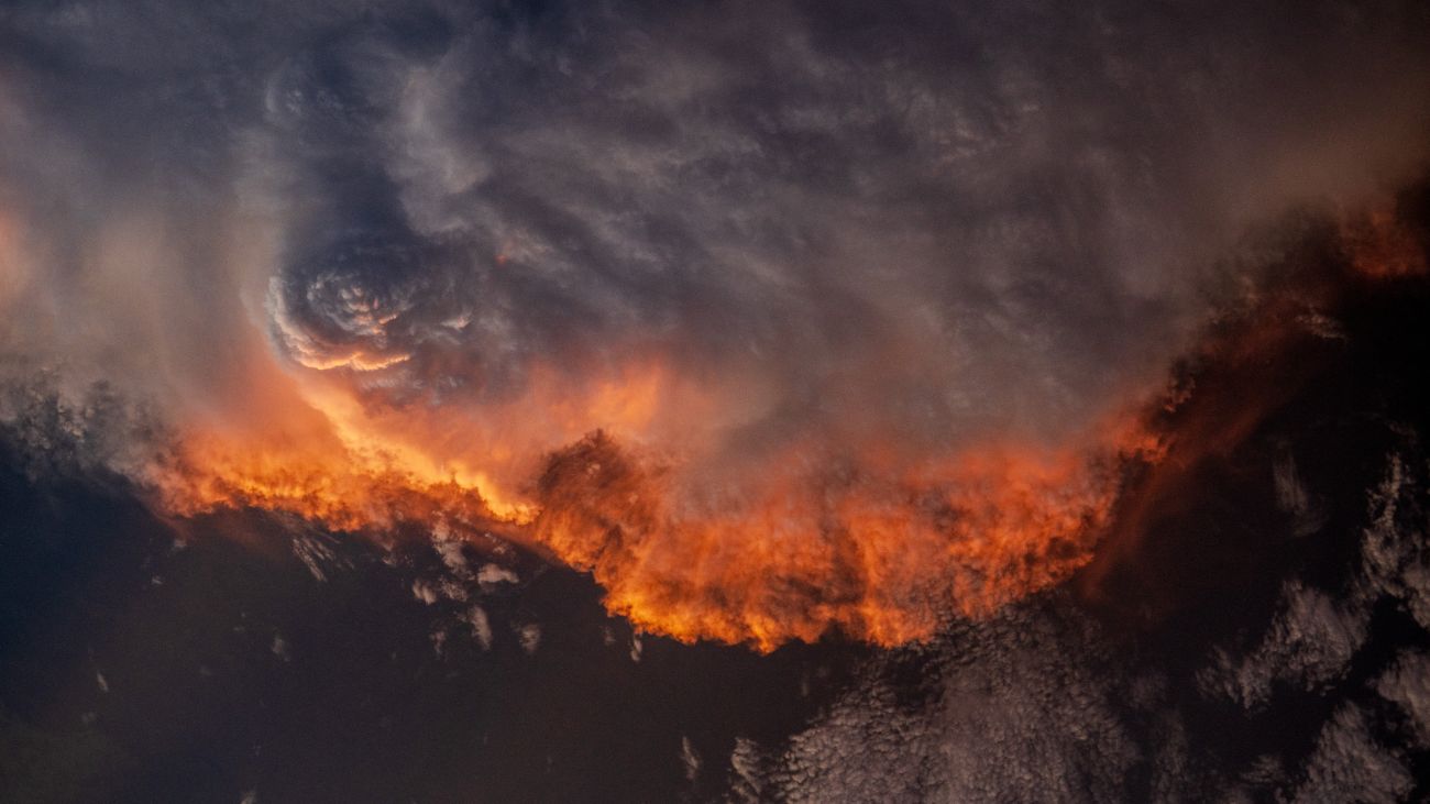 Feloranje wolk gefotografeerd vanuit het ISS
