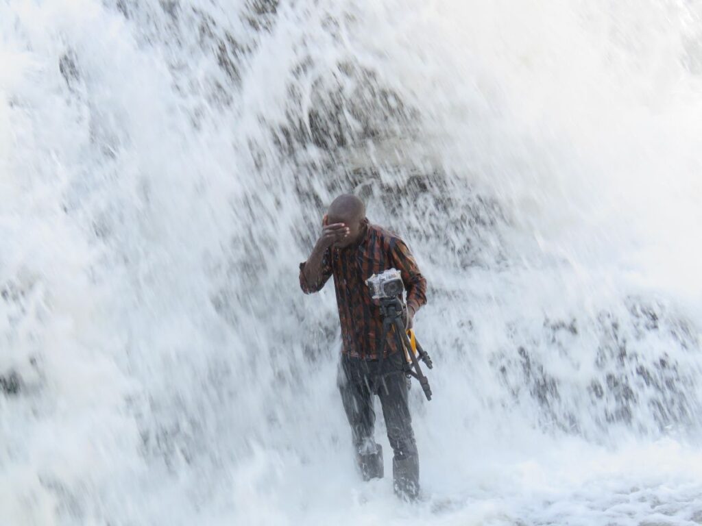 Een van de onderzoekers probeert de klimmende visjes te bestuderen, maar dat gaat nog niet zo makkelijk