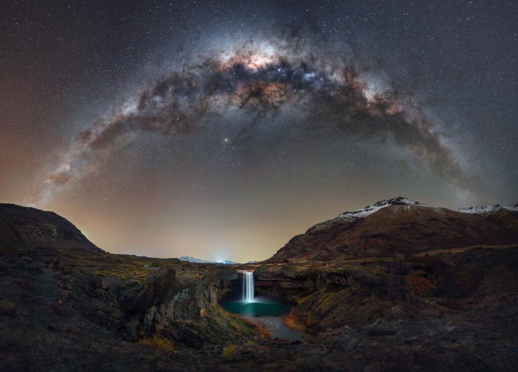 Foto van waterval en Melkweg