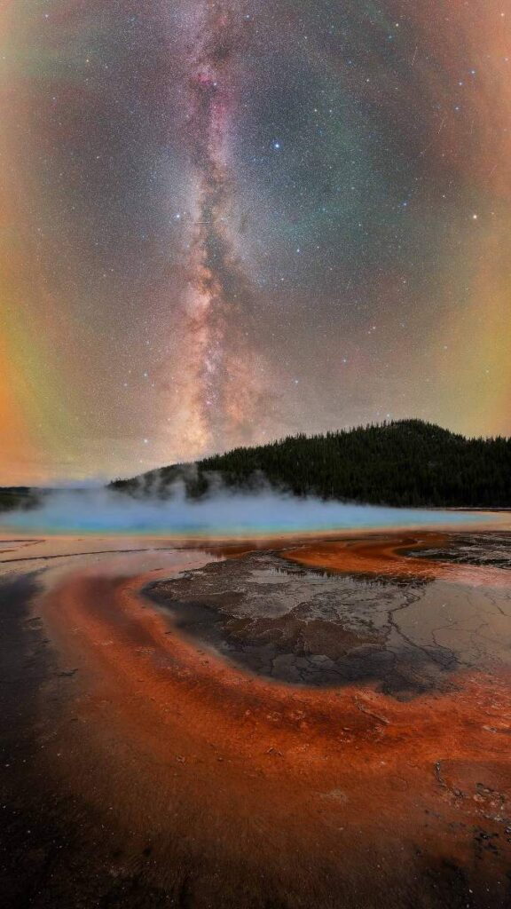 Nachtelijke sterrenhemel boven warmwaterbron Yellowstone