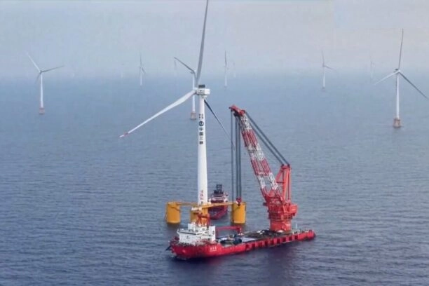 De installatie van grootste drijvende windturbine