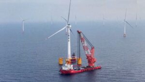 De installatie van grootste drijvende windturbine