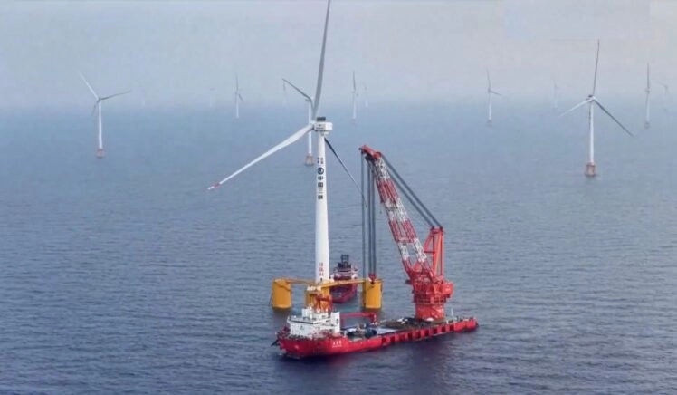 De installatie van grootste drijvende windturbine