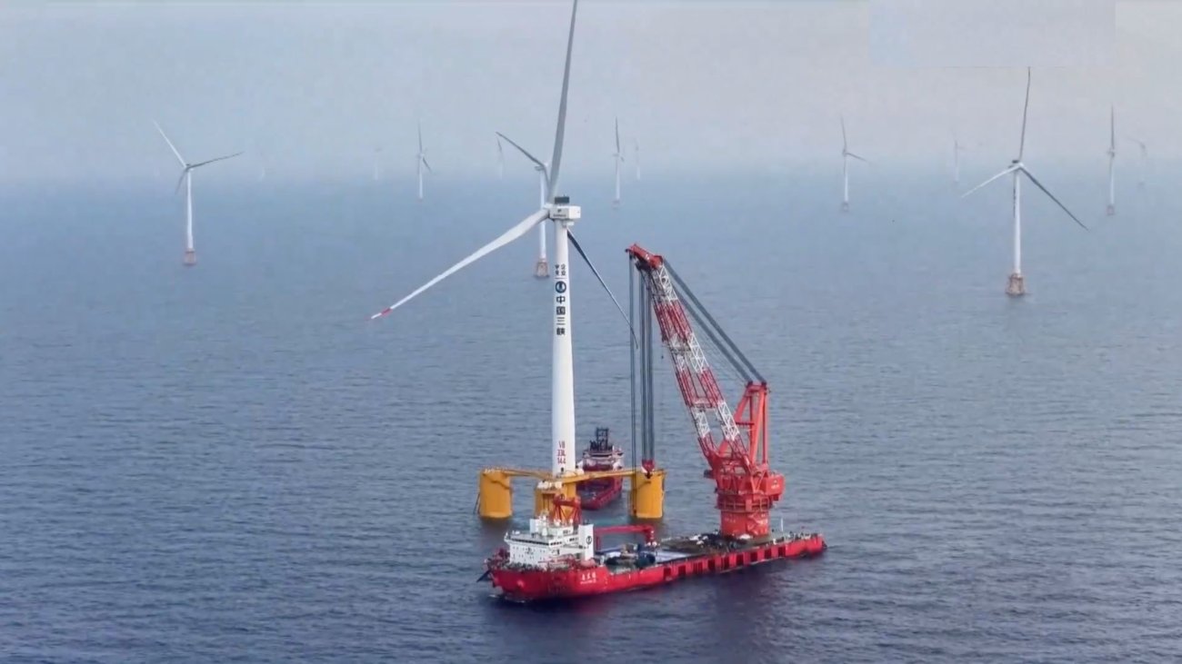 De installatie van grootste drijvende windturbine