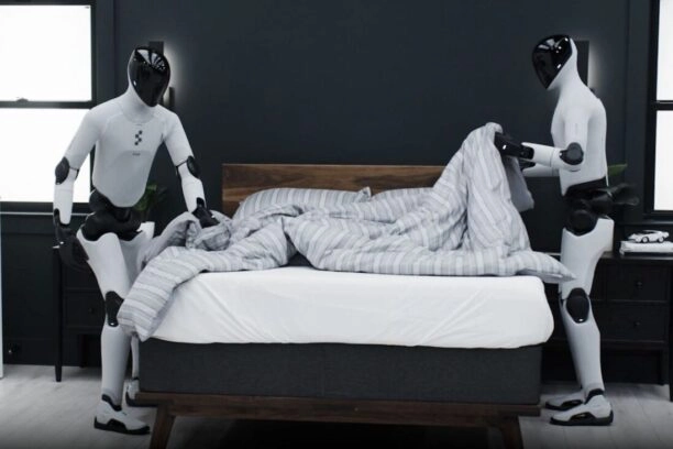 twee humanoïde robots maken een bed op