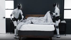 twee humanoïde robots maken een bed op