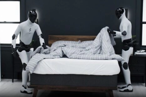 twee humanoïde robots maken een bed op