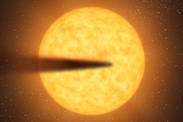 Artistieke impressie van een komeetachtige staart van een uiteenvallende planeet die voor zijn moederster langs beweegt