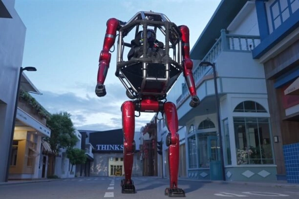 robot mecha GD01 loopt op twee benen door een filmset