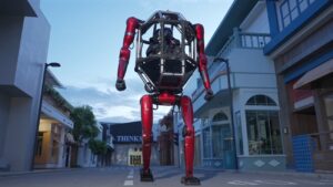 robot mecha GD01 loopt op twee benen door een filmset