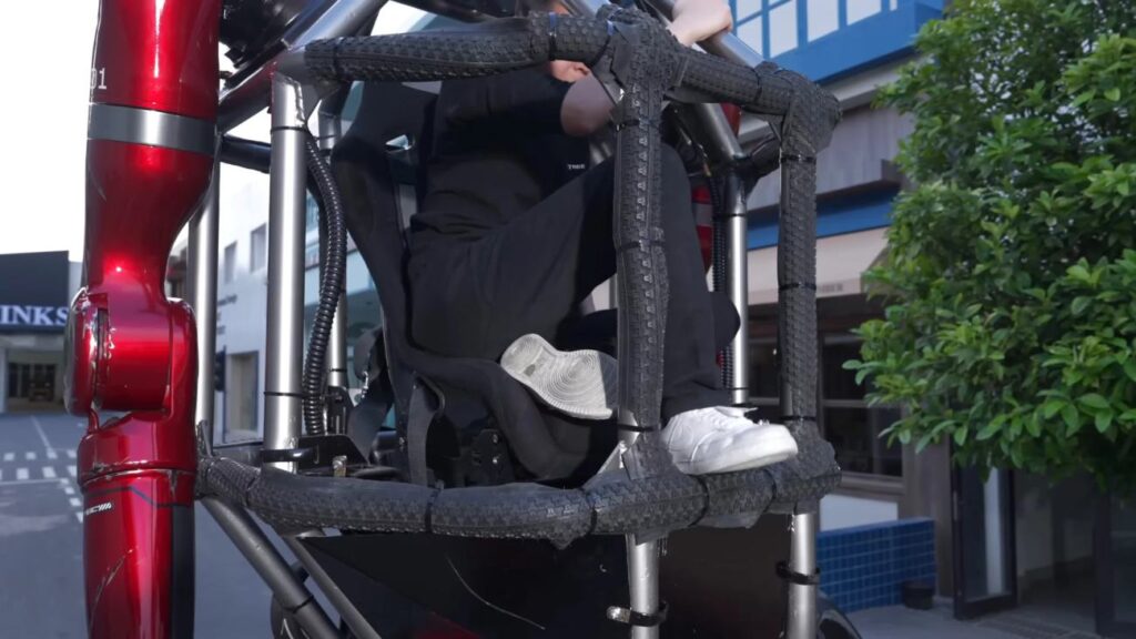 De cockpit van GD01, met rubberen bekleding en veel schrammen