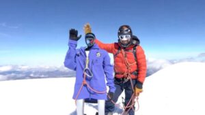 Pemba en Pablo Berlanga Boemare tijdens het beklimmen van de Chimborazo-vulkaan.