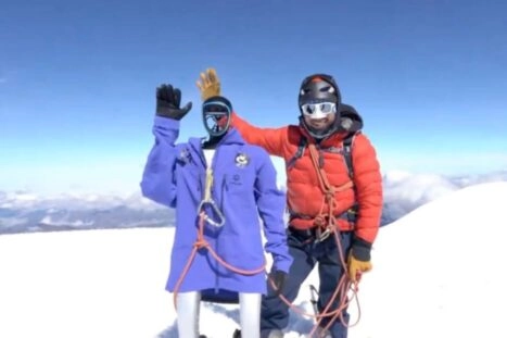 Pemba en Pablo Berlanga Boemare tijdens het beklimmen van de Chimborazo-vulkaan.