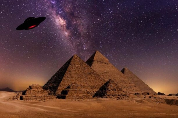 UFO van aliens boven piramiden