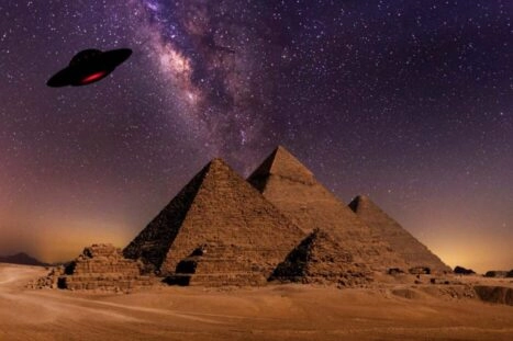 UFO van aliens boven piramiden