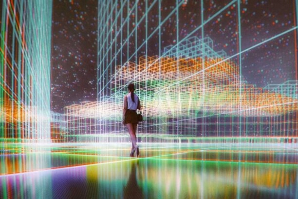 vrouw loopt door digitale omgeving, ter illustratie van het leven in een computersimulatie