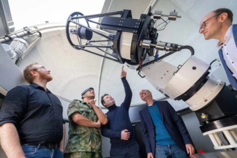 geheime satellieten spotten