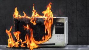 een magnetron die in brand staat, misschien nadat iemand er metaal had ingelegd?