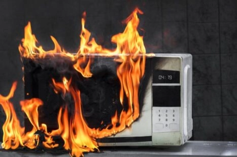een magnetron die in brand staat, misschien nadat iemand er metaal had ingelegd?